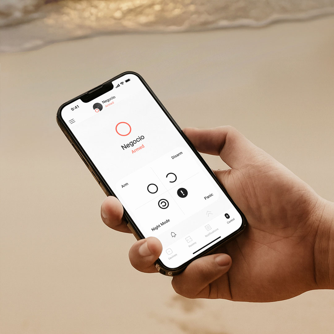 Mano sosteniendo un smartphone con la app de seguridad